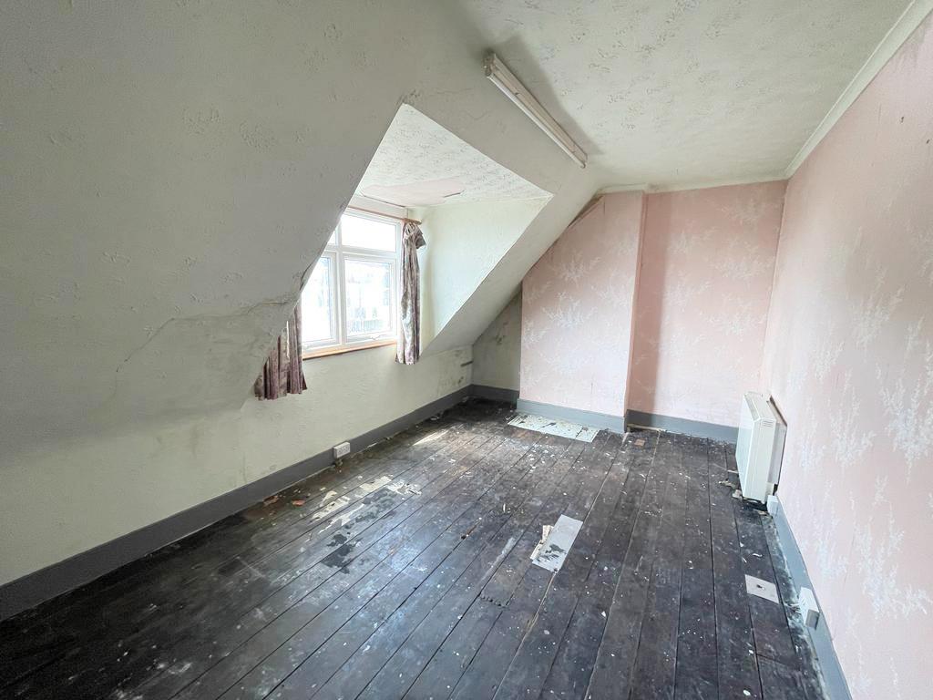 Lot: 86 - TWO-BEDROOM MAISONETTE AND GROUND RENT - 